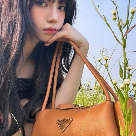 카리나 프라다 미디움 가죽 핸드백