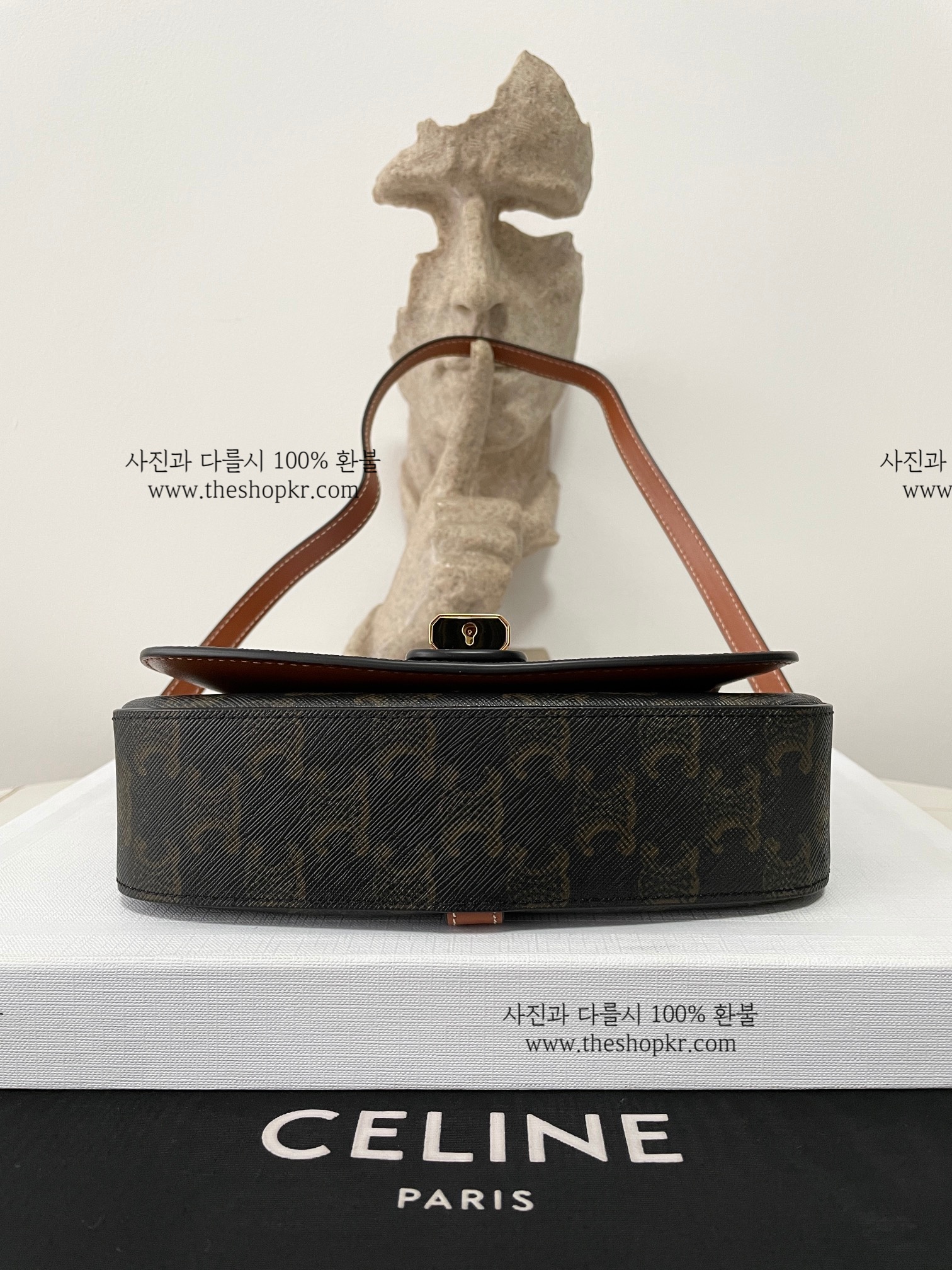 손나은 셀린느 트리옹프 스트랩 클러치