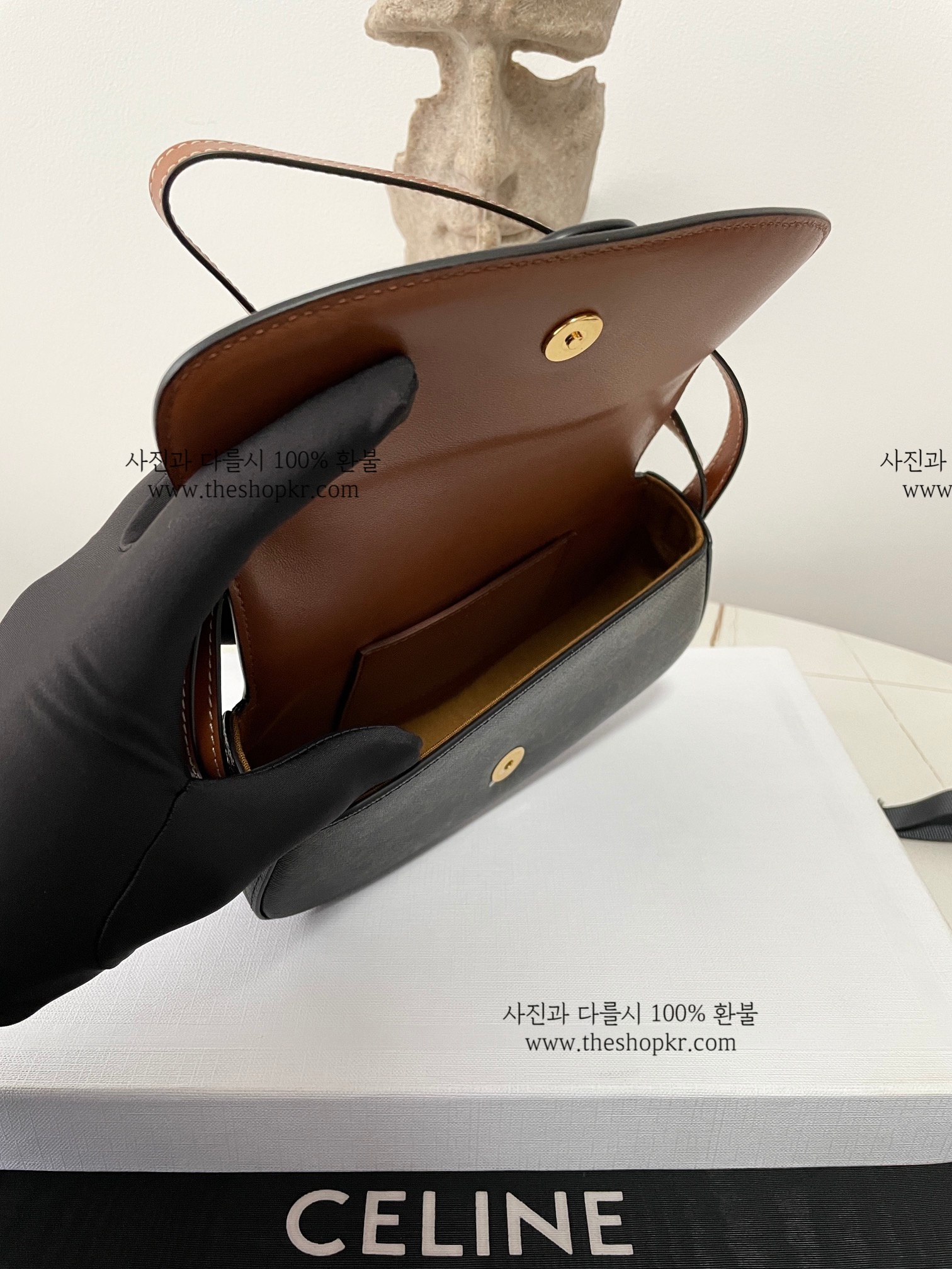 손나은 셀린느 트리옹프 스트랩 클러치