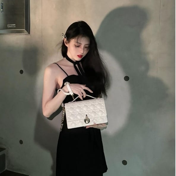 한소희 미스 디올 백