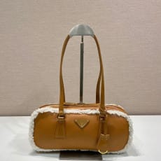 (야오) 프라다 미듐 양털 투핸들 백