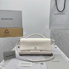 (카타) 발렌시아가 벨 에어 스몰 클러치 온 스트랩 백